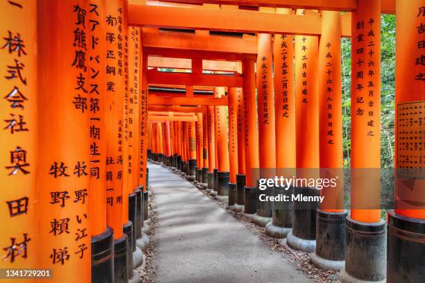 senbon torii kyoto japon mille portes torii au sanctuaire fushimi inari - torii gates photos et images de collection