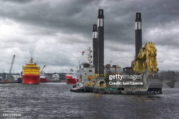 aberdeen harbour - dredger stock pictures, royalty-free photos & images