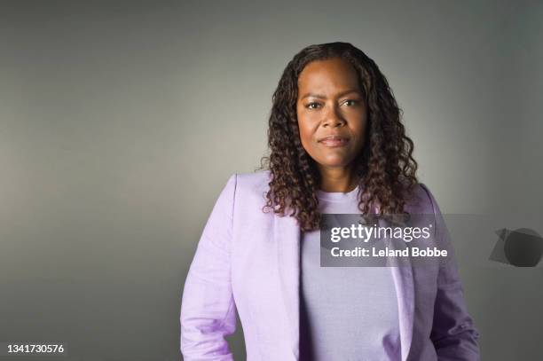 studio portraits of middle aged african american woman - endast en medelålders kvinna bildbanksfoton och bilder