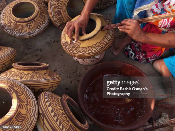 pottery maker at work - indian art culture and entertainment photos et images de collection