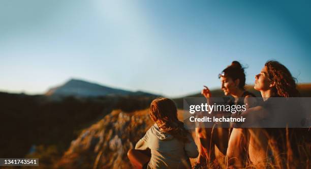 familie genießt die schöne natur - fun sommer berge stock-fotos und bilder