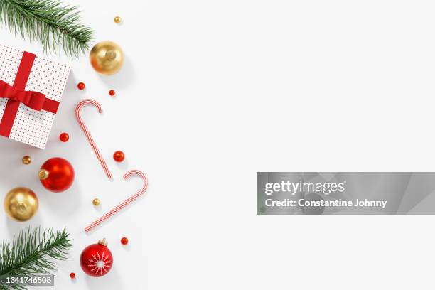 christmas gifts box and festive decorations on white background - branche sapin fond blanc photos et images de collection