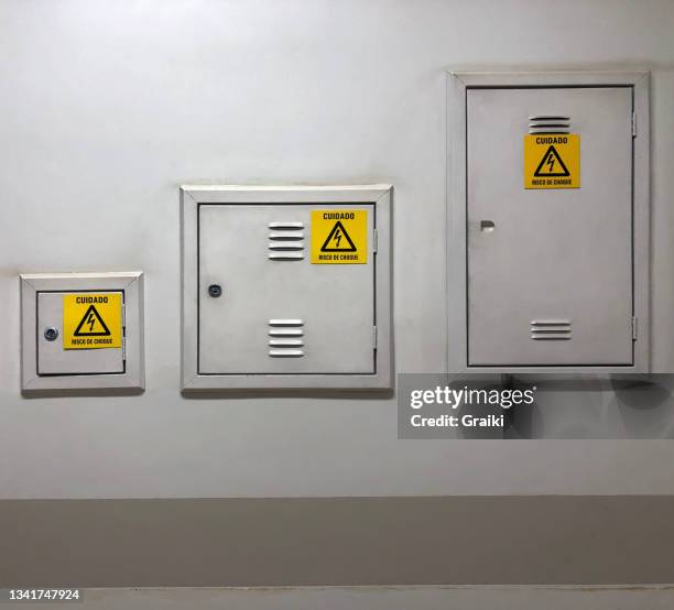 caution - risk of shock - stromkasten stock-fotos und bilder