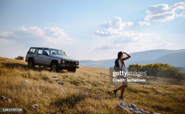 young woman on a roadtrip in the beautiful nature - off road vehicle imagens e fotografias de stock