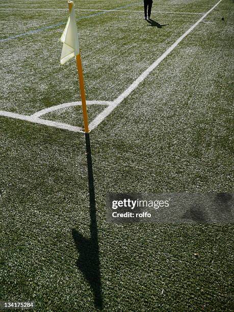 corner flag - spielfeldrand markierung stock-fotos und bilder