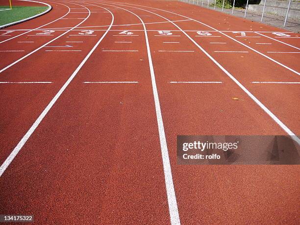 race track - leichtathletikveranstaltung stock-fotos und bilder