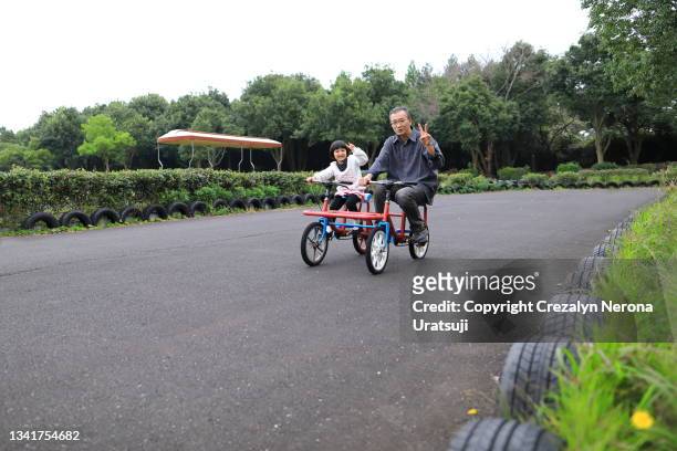 father and child quality time bonding - 父の日　日本 ストックフォトと画像