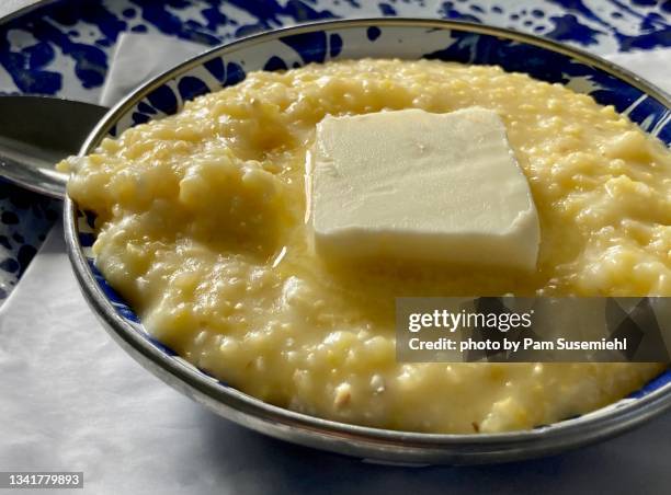 close-up of a bowl of grits with butter - grits food photos et images de collection