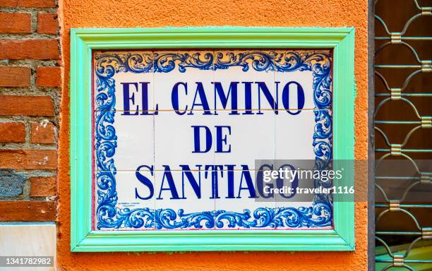 placa de azulejo para o caminho de santiago em leon, espanha. - santiago de compostela - fotografias e filmes do acervo