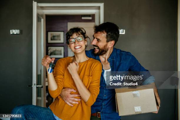 ¡nuestras primeras llaves de la casa! - happy couple at home fotografías e imágenes de stock