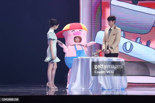Singers Lin Yun and Wei Daxun perform on the stage during Mid-Autumn Festival Concert in the Greater Bay Area on September 21, 2021 in Shenzhen,...