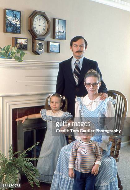 young family posing for christmas card photo - id card stockfoto's en -beelden