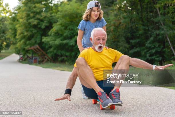 it’s grandpa first time on the skateboard - s the adventures of rin tin tin stockfoto's en -beelden