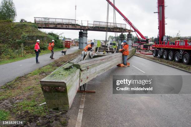 ersetzen einer hölzernen schrägseilbrücke - heavy demolition stock-fotos und bilder