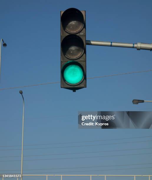 traffic light - prague - semáforo vermelho imagens e fotografias de stock