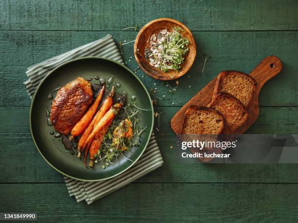 gebratene entenbrust mit gemüse - serving dish stock-fotos und bilder