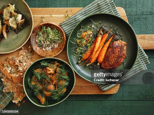 petto d'anatra arrosto con verdure - serving dish foto e immagini stock