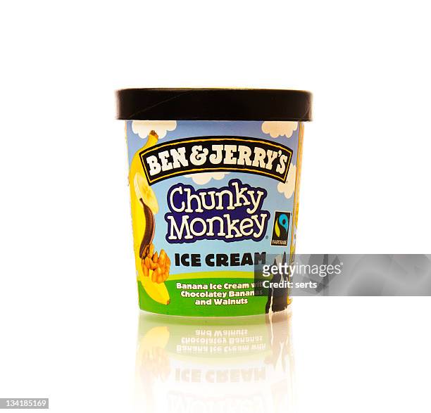 & badewanne von ben jerry's ice cream grob monkey - walnuss eis stock-fotos und bilder