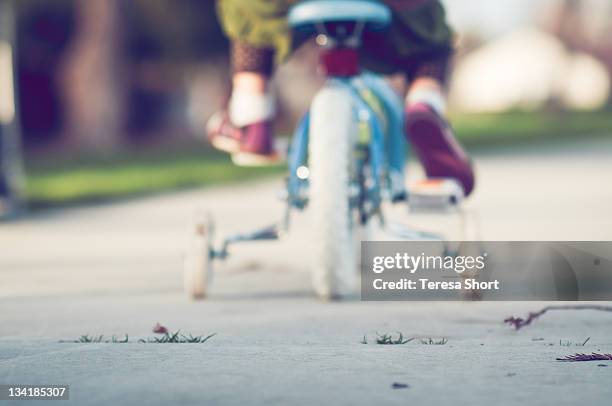 child riding cycle - training wheels stock pictures, royalty-free photos & images