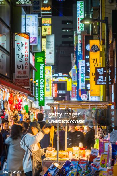 seoul frau bereitet nudeln nachtmarkt street food stand korea - korea stock-fotos und bilder