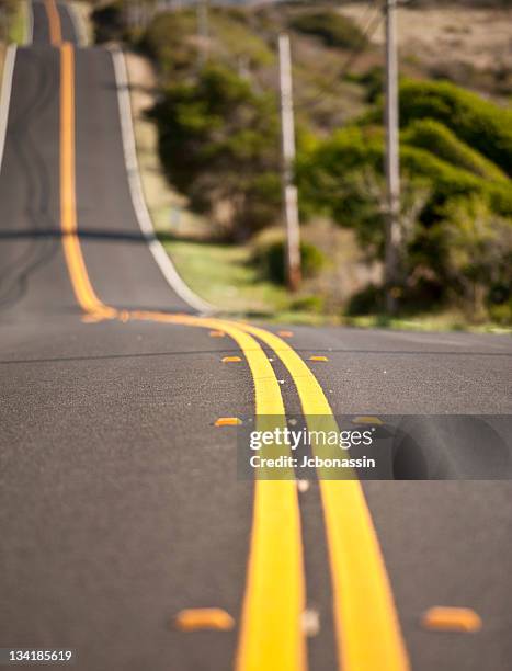 road with yellow road marking - jcbonassin - fotografias e filmes do acervo