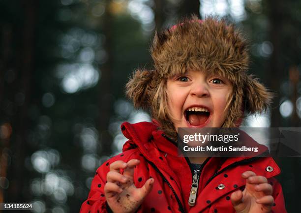 happy girl in woods - bontmuts stockfoto's en -beelden