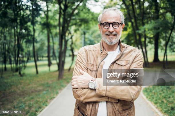 retrato de un anciano satisfecho - baby boomer fotografías e imágenes de stock
