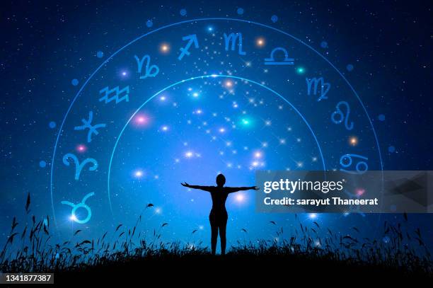 zodiac signs inside of horoscope circle. astrology in the sky with many stars and moons astrology and horoscopes concept - astrologie stockfoto's en -beelden