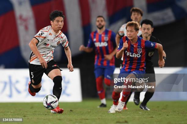 Kazuki Nagasawa of Nagoya Grampus in action during the J.League Meiji Yasuda J1 match between FC Tokyo and Nagoya Grampus at Ajinomoto Stadium on...