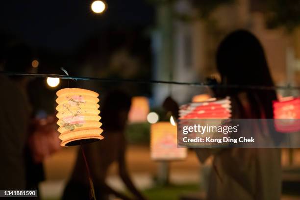 屋外にぶら下がっているカラフルな照明付きランタン。月餅祭り、中秋祭り、中国ランタンフェスティバル - 中秋節 ストックフォトと画像
