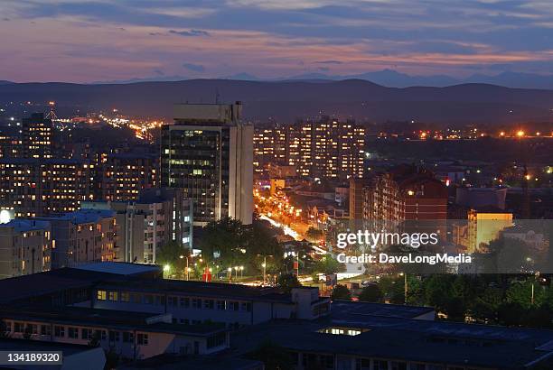 prishtina a notte - kosovo foto e immagini stock