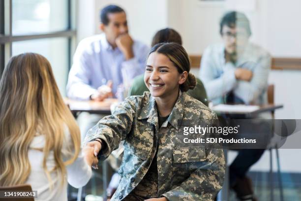 terapeuta irreconocible estrecha la mano del soldado - military recruitment fotografías e imágenes de stock