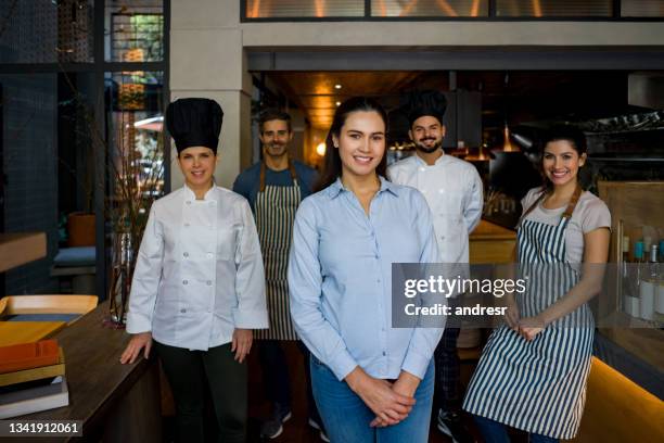 funcionários do restaurante olhando muito feliz no trabalho - chef leader - fotografias e filmes do acervo