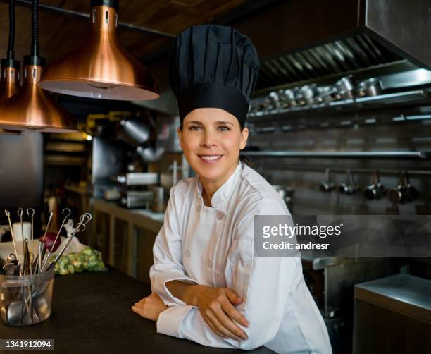 porträt eines erfolgreichen kochs in einem restaurant und lächelnd - chef cook stock-fotos und bilder