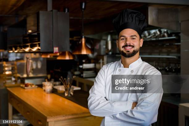 porträt eines erfolgreichen kochs in einem restaurant mit verschränkten armen - chef cook stock-fotos und bilder