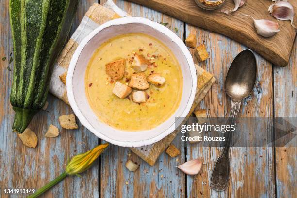 zucchini soup puree, copy space - crouton stockfoto's en -beelden