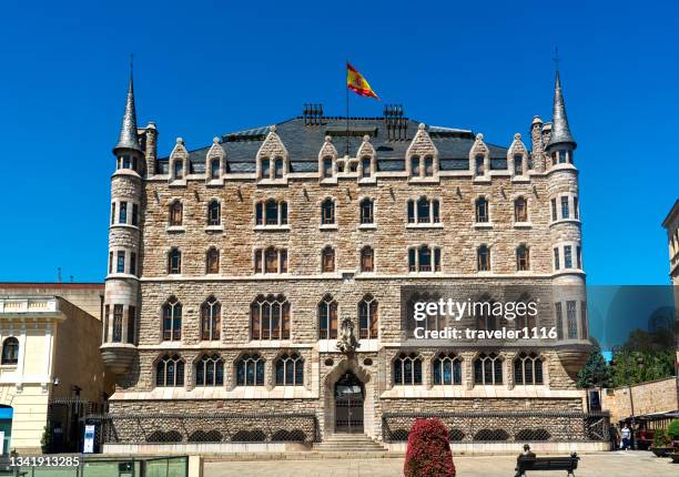 casa botines in leon, spain - sunny leon stock pictures, royalty-free photos & images