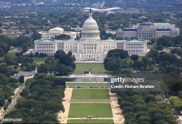 aerial view of the us capitol building, us supreme court building, library of congress and the national mall - washington dc - capitol building washington dc stock-fotos und bilder