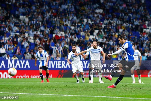 Raul de Tomas of RCD Espanyol scores his side's first goal during the La Liga Santander match between RCD Espanyol and Deportivo Alavés at RCDE...