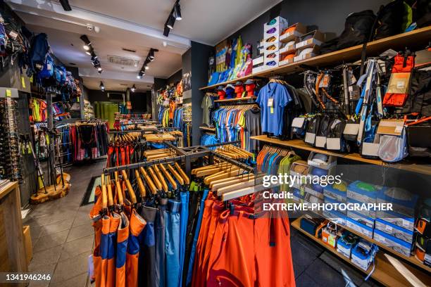 outdoor-ausrüstungsgeschäft - sportgeschäft stock-fotos und bilder