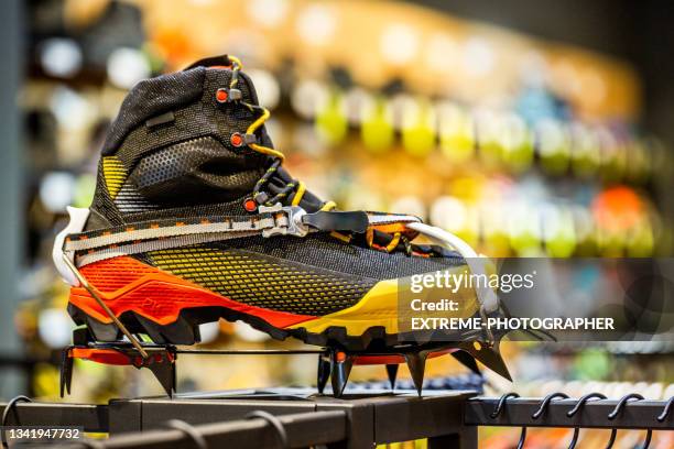 zapato de montañismo en tienda al aire libre - artículo de montañismo fotografías e imágenes de stock