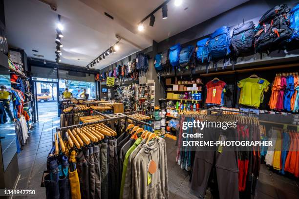 outdoor-ausrüstungsgeschäft - sportgeschäft stock-fotos und bilder