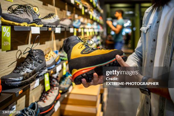 homens fazendo compras em uma loja ao ar livre - sports equipment - fotografias e filmes do acervo