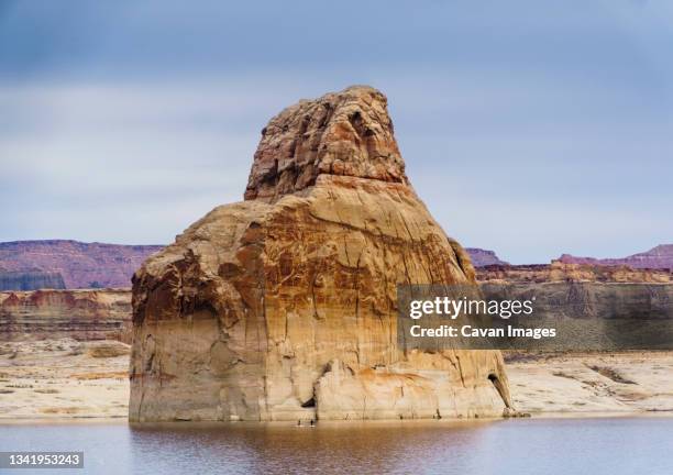 paddle boarding at lone rock on lake powell, utah, usa - lake powell - fotografias e filmes do acervo