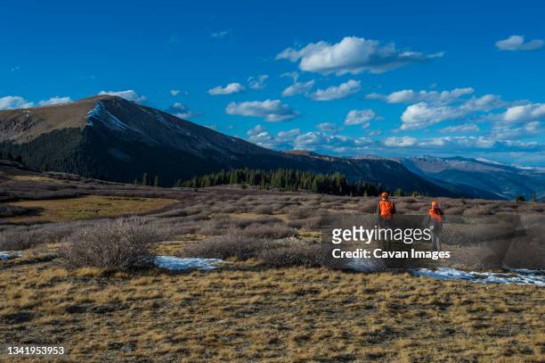 hunters hiking on sunny day, colorado, usa - front range mountain range 個照片及圖片檔