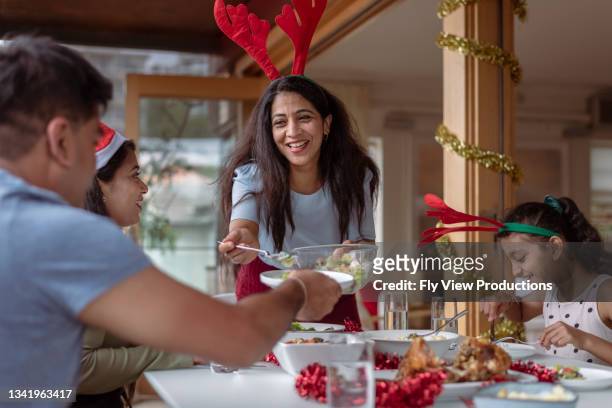 クリスマスディナーを食べる家族 - christmas australia ストックフォトと画像