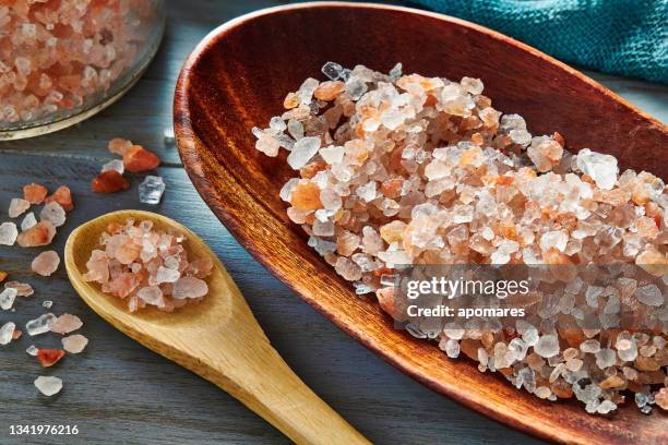 holzschale gefüllt mit himalaya-salz auf rustikalem hintergrund - himalayan salt stock-fotos und bilder