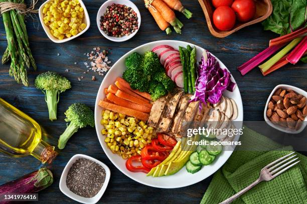 conceitos de alimentação saudável e dieta. vista superior da salada de primavera filmada de cima na mesa de madeira rústica. - low carb diet - fotografias e filmes do acervo