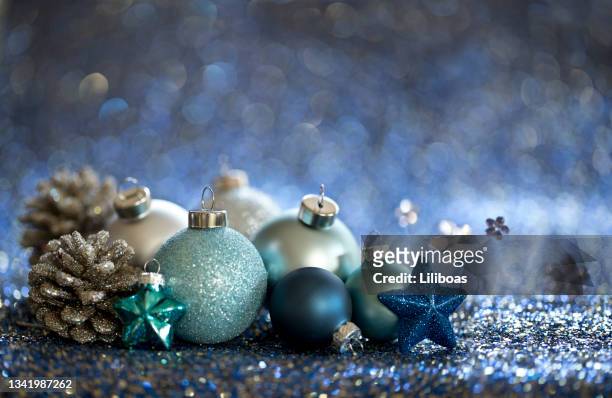 weihnachtsblaue kugeln auf blauem hintergrund - blue baubles stock-fotos und bilder