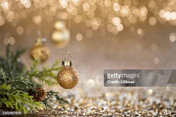 christmas gold baubles background - christmas background green stockfoto's en -beelden